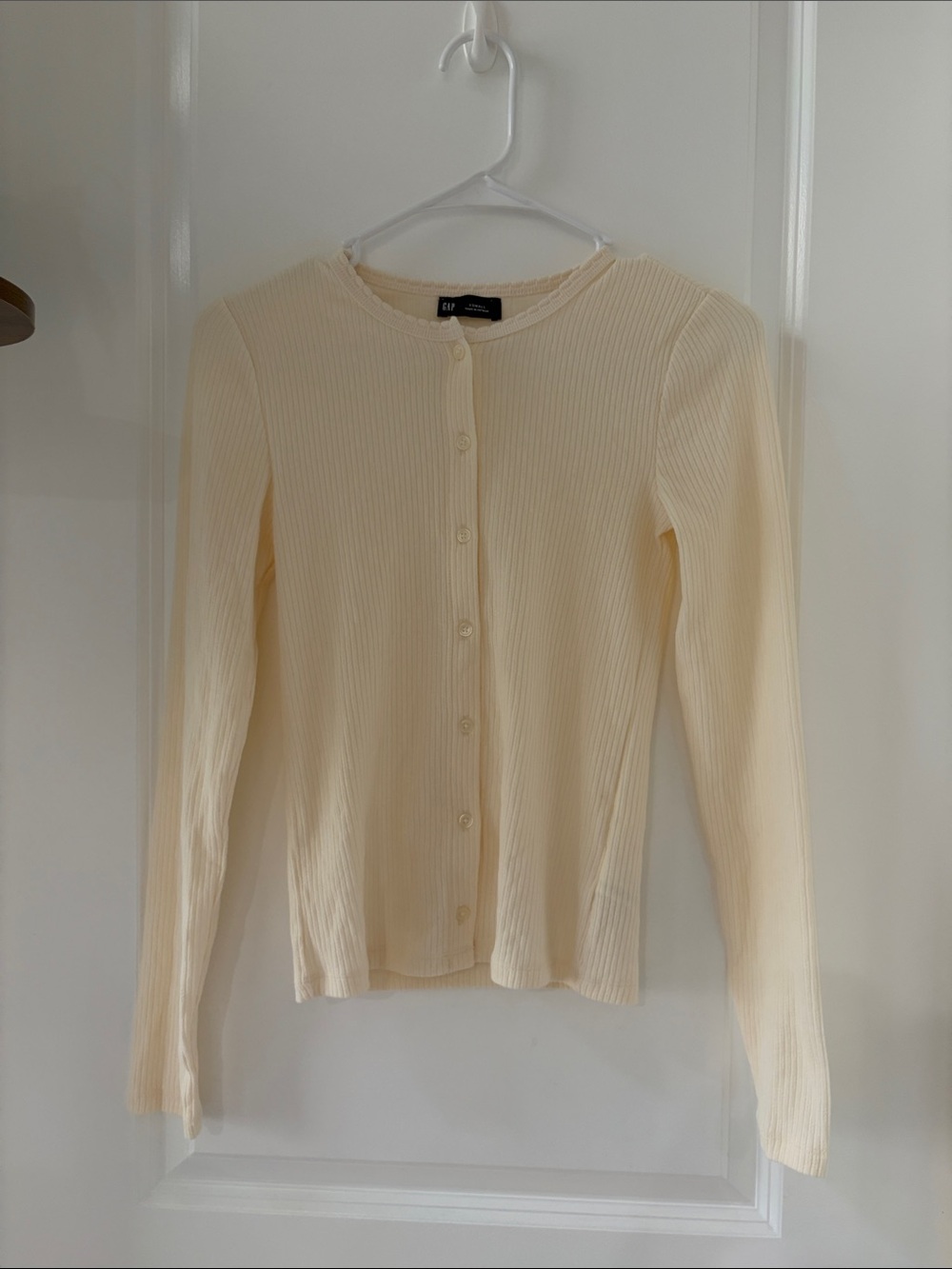 GAP cream button up top